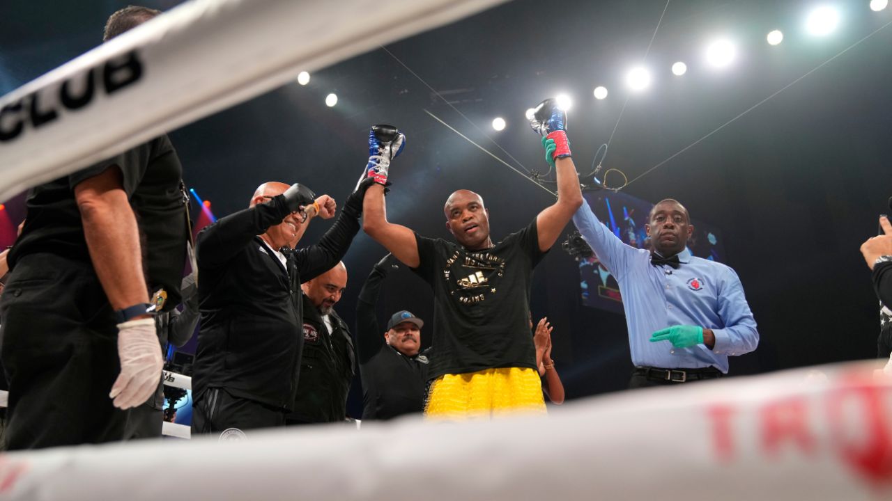 Anderson Silva met fin au combat contre l'ex-star de l'UFC Tyron Woodley sur la carte Paul-Joshua !