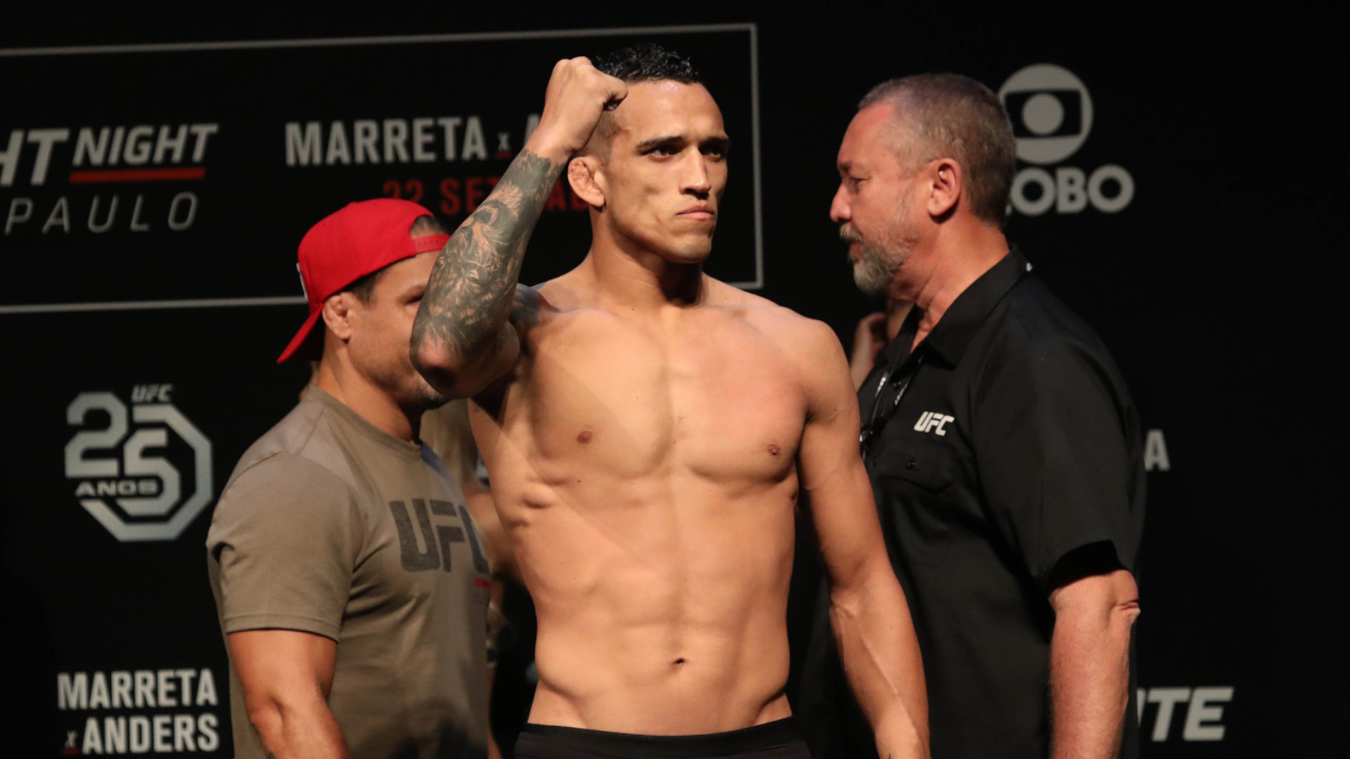 Charles Oliveira démystifie les rumeurs : le revanche contre Max Holloway ne se fera pas à l'UFC 324 en janvier !