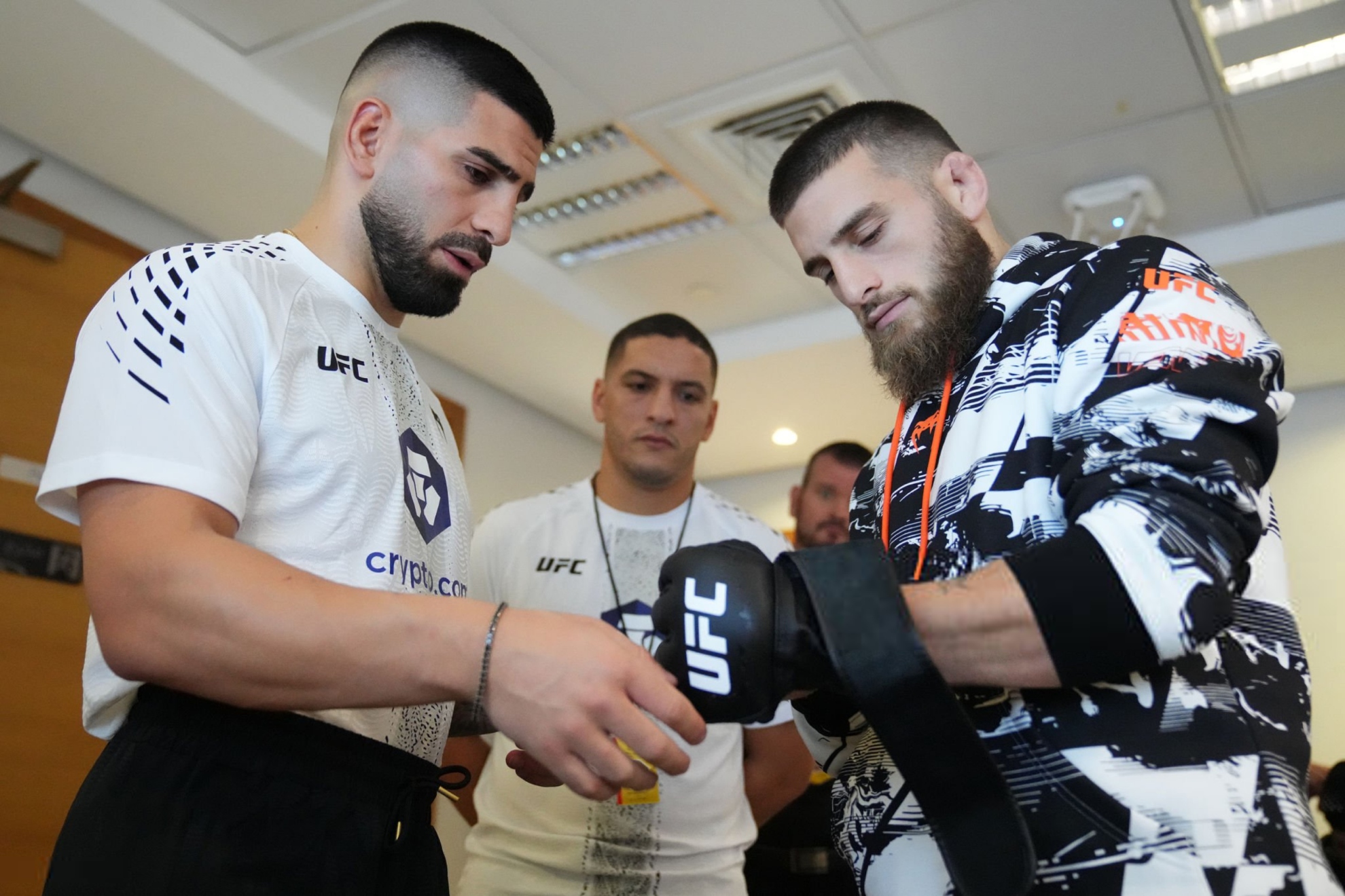 Ilia et Aleksandre Topuria avant le combat de UFC Qatar.