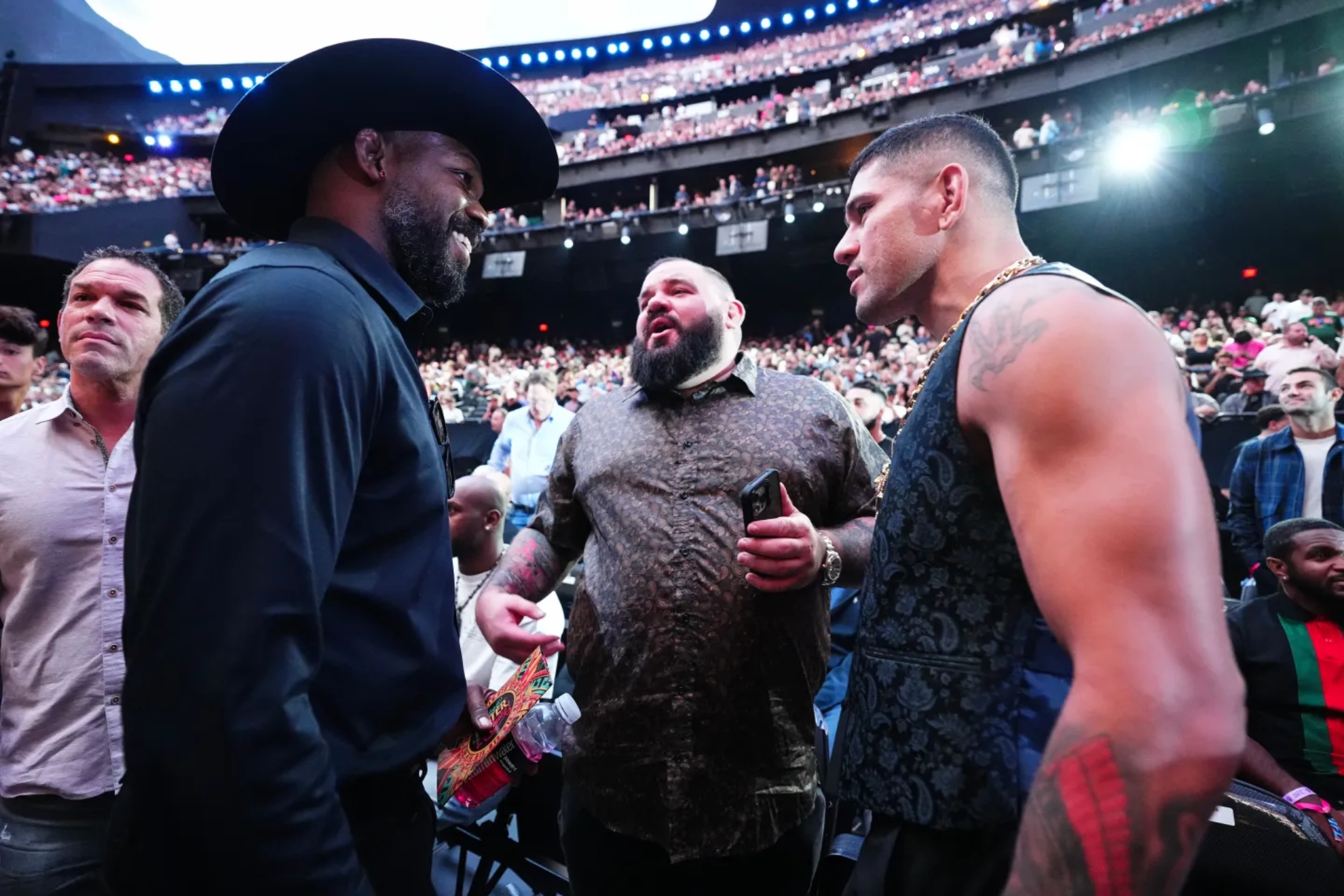 Jon Jones et Alex Pereira discutant lors d'un événement UFC.