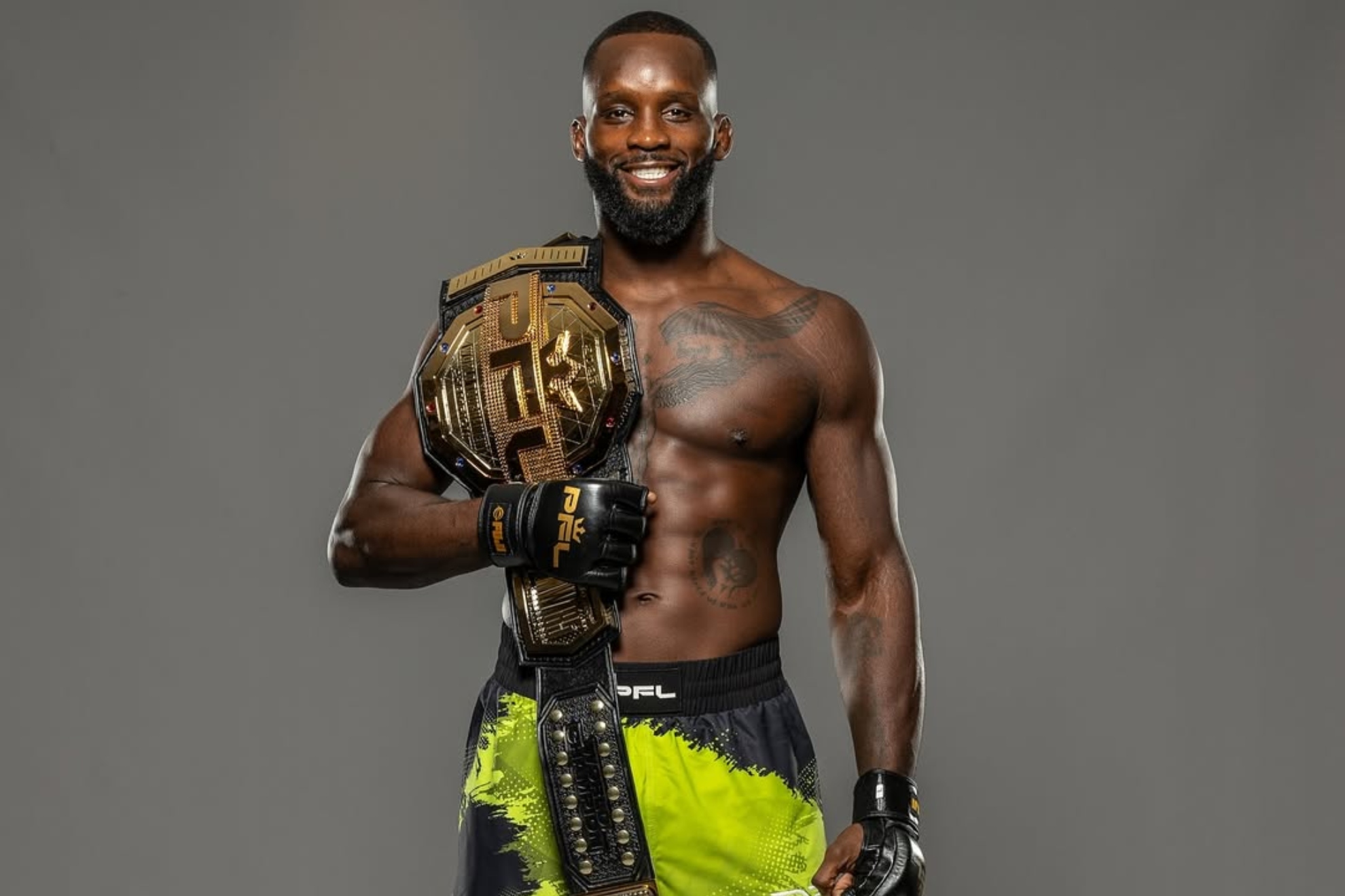 Fabian Edwards avec le ceinture du tournoi de PFL.