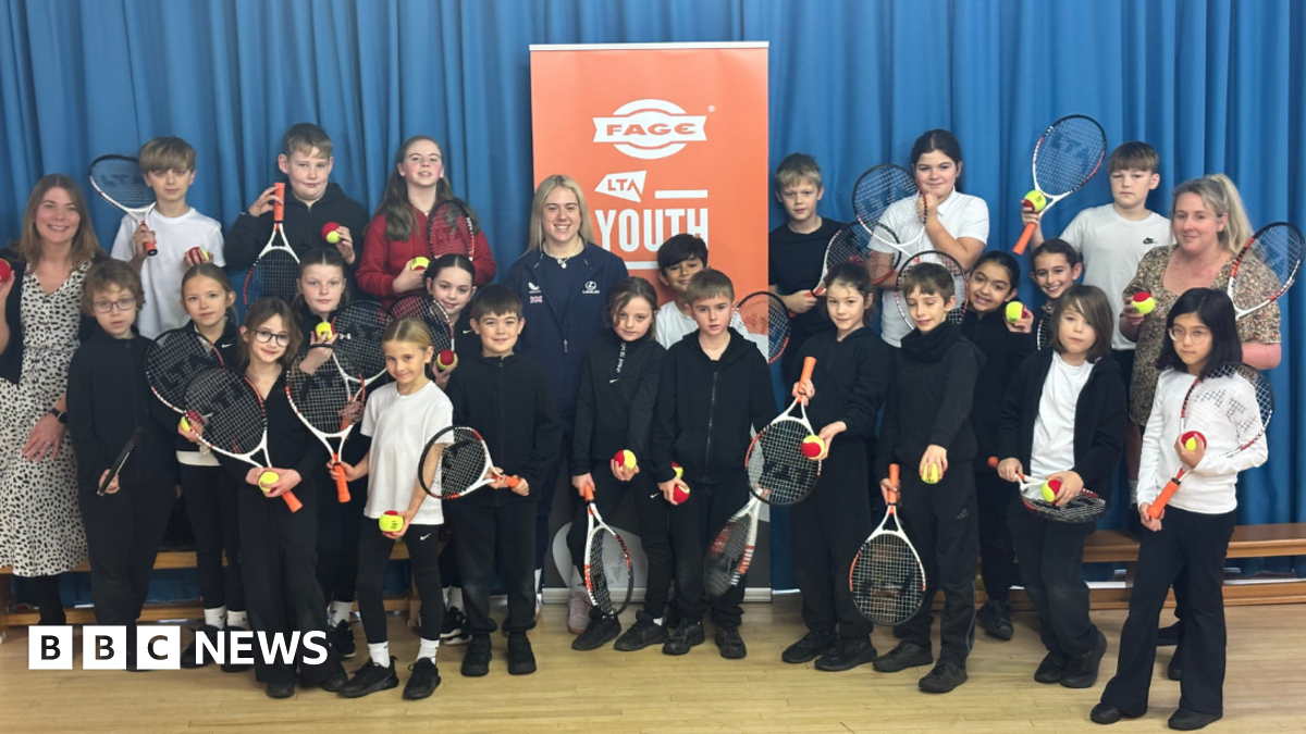 La star du tennis Sonay Kartal revient à ses racines en visitant son ancienne école primaire !