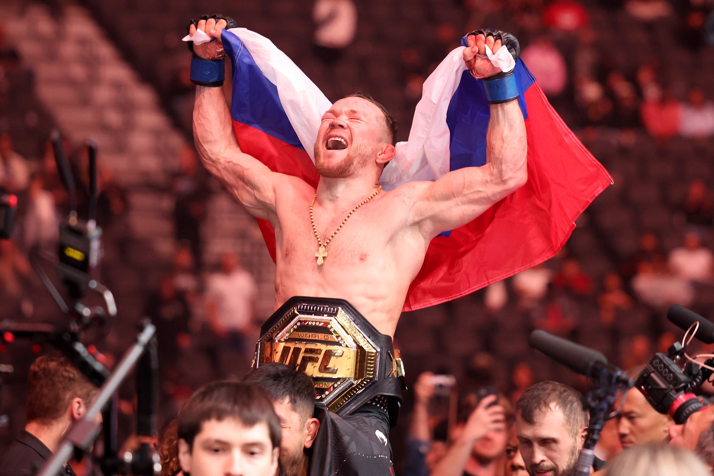 Petr Yan célèbre sa victoire