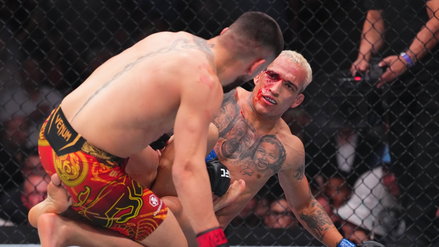 Les meilleures fins de combat de la UFC en 2025 : du K.O. explosif de Topuria à la soumission époustouflante d'Oliveira !