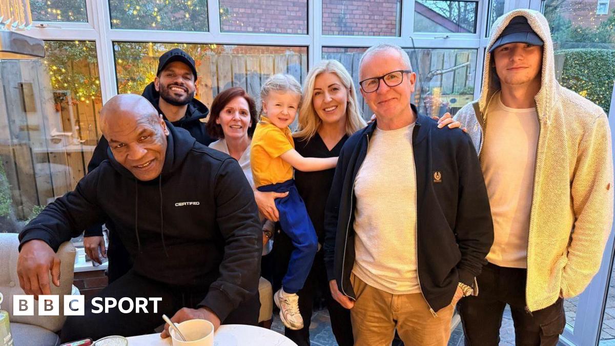 Mike Tyson : L'ancien champion poids lourd fait une apparition surprise à Belfast !