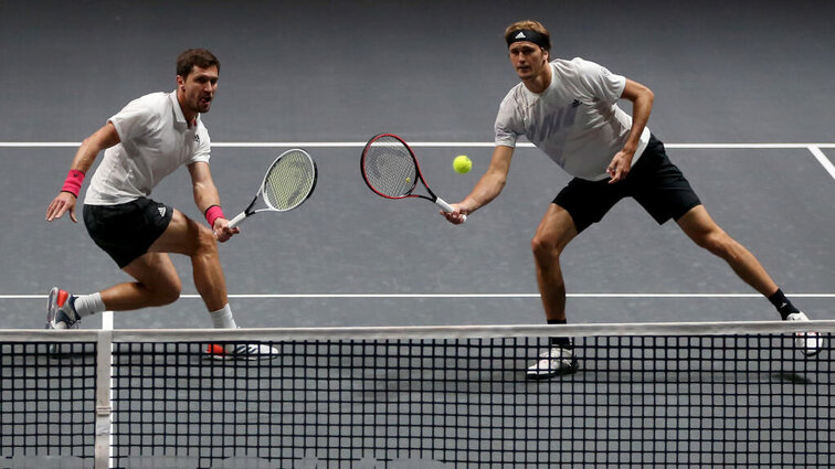 Mischa Zverev (g.) entraîne son frère Sascha (d.)