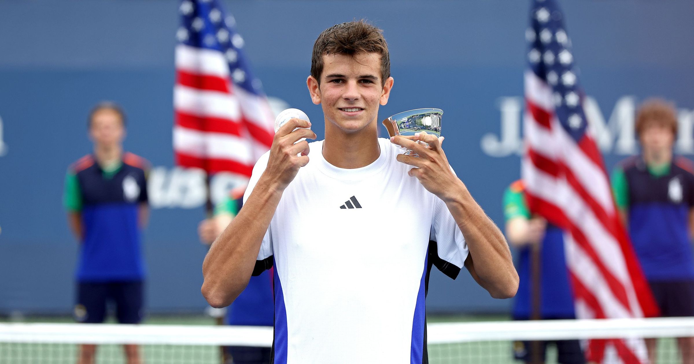 Rafa Jódar fait le grand saut vers le circuit professionnel ATP après avoir brillamment terminé sa formation à l'Université de Virginie !