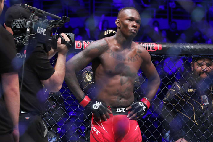 Israel Adesanya prépare à combattre Sean Strickland (non montré) à l'UFC 293.