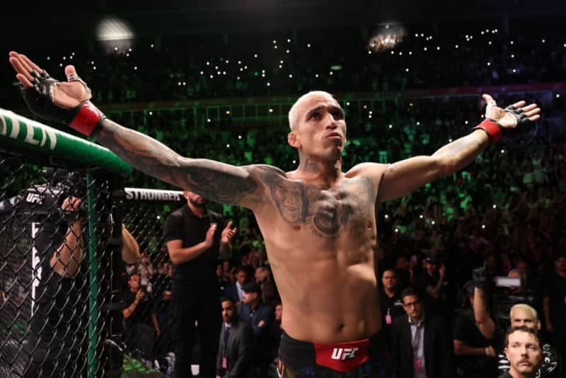 Les fans s'insurgent contre le co-main 'mort' de l'UFC 326 alors que Max Holloway affronte Charles Oliveira 2 en tête d'affiche !