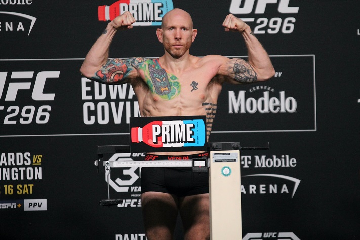 Emmett et Vallejos en vedette à l'UFC Vegas 114 : Duel explosive chez les poids plumes !