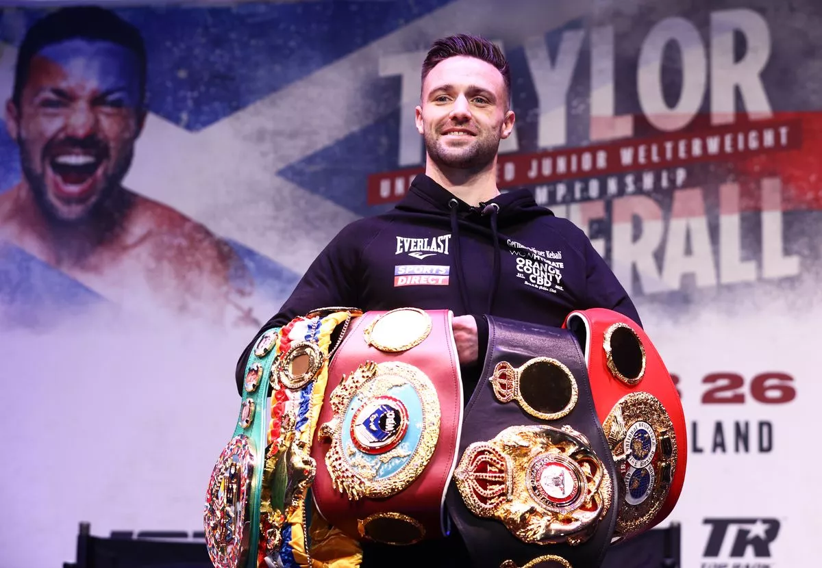 Josh Taylor mettant en avant ses ceintures.