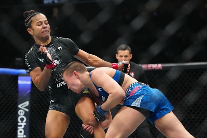 Natalia Silva combat Rose Namajunas lors de l'UFC 324.
