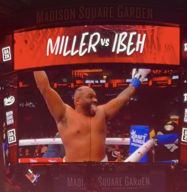 Miller s'est emparé de la perruque et l'a lancée dans le public