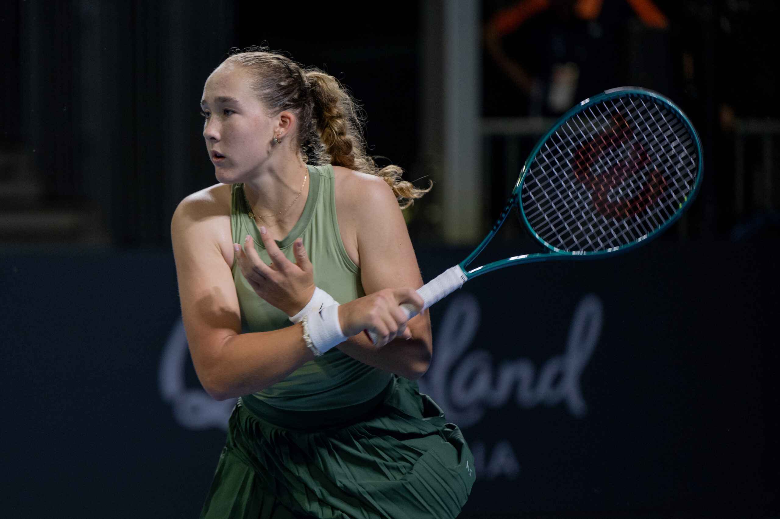 Andreeva sauve des balles de match, Kostyuk choque Anisimova à Brisbane !