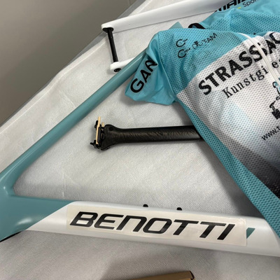 Benotti devient le nouvel équipementier de l'équipe Strassacker en 2026