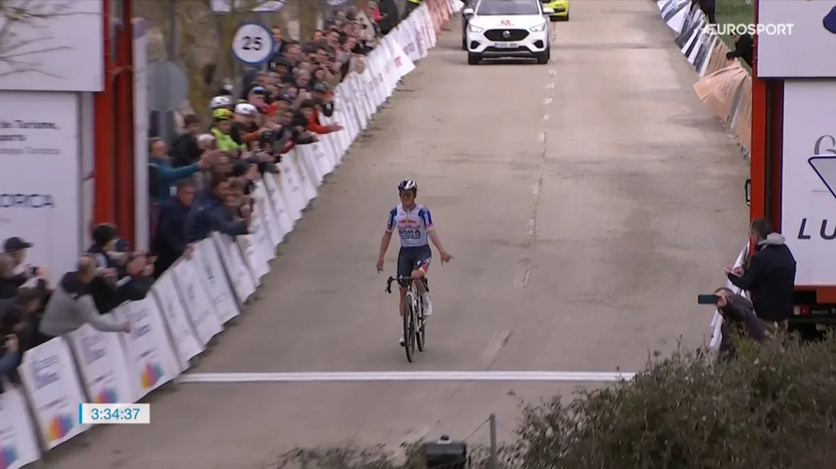 Défi à Majorque 2026 : Remco Evenepoel écrase le Trofeo Serra de Tramuntana ! Christian Scaroni monte sur la troisième marche du podium !