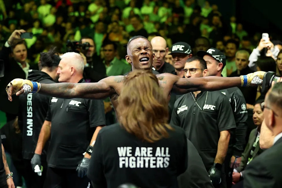 Israel Adesanya est un ancien champion des poids moyens de l'UFC