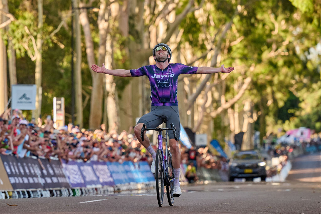 Luke Durbridge célèbre sa victoire lors de la course sur route des élites masculins à Perth, Australie.