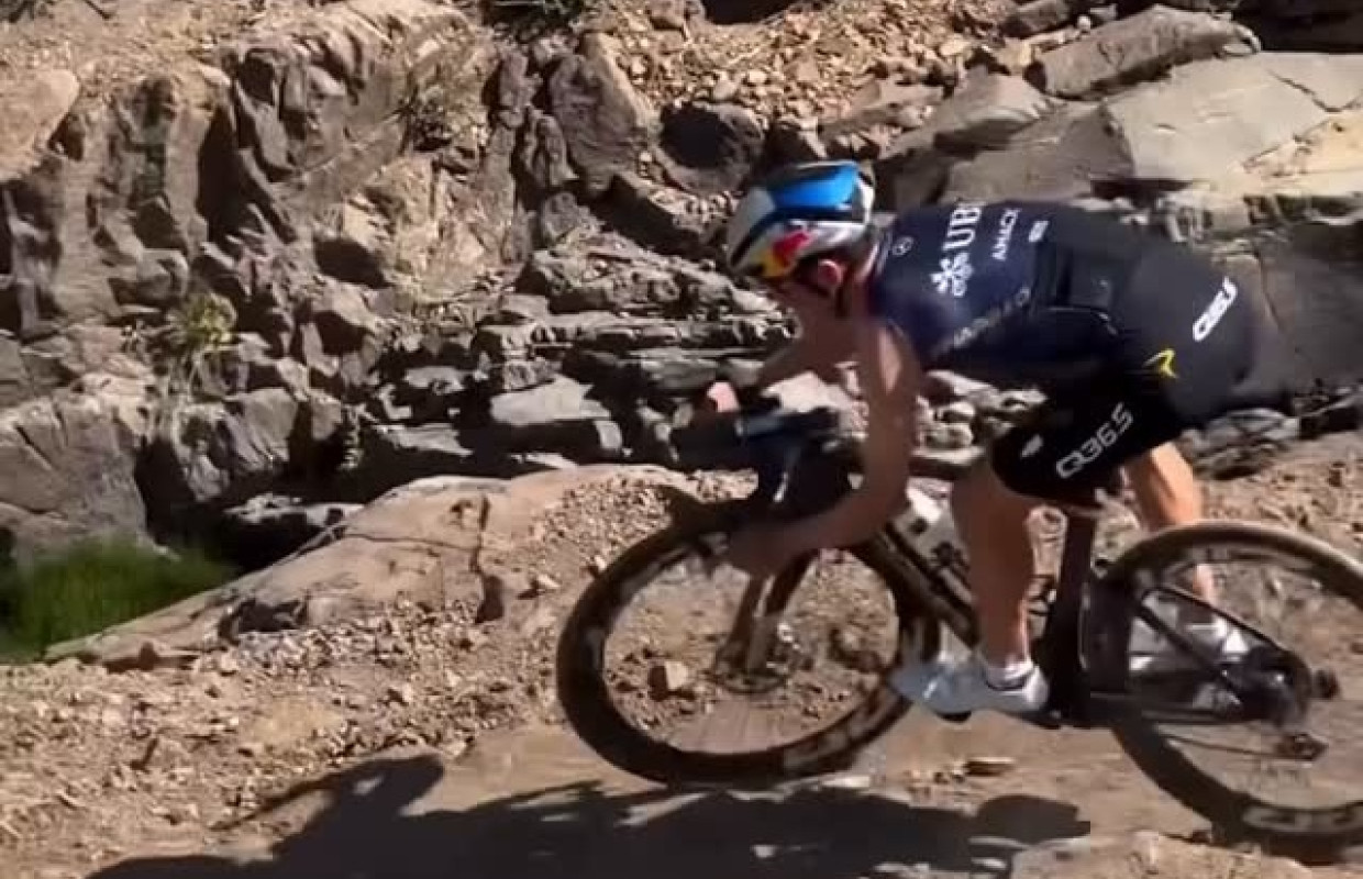 Maillot sans manches, chaussettes courtes : à l'assaut des montagnes avec la nouvelle Pinarello Dogma F !