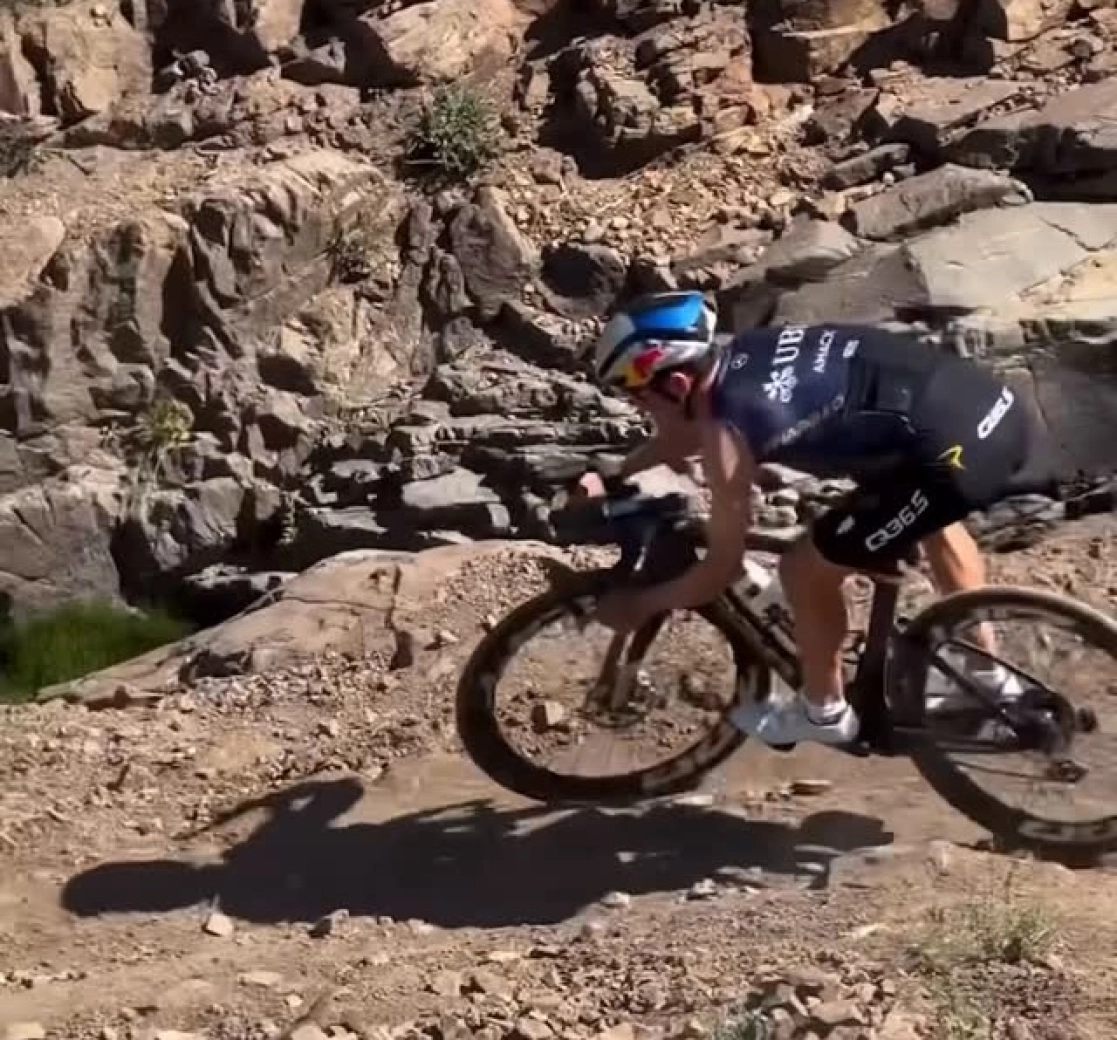 Tom Pidcock avec sa nouvelle Pinarello