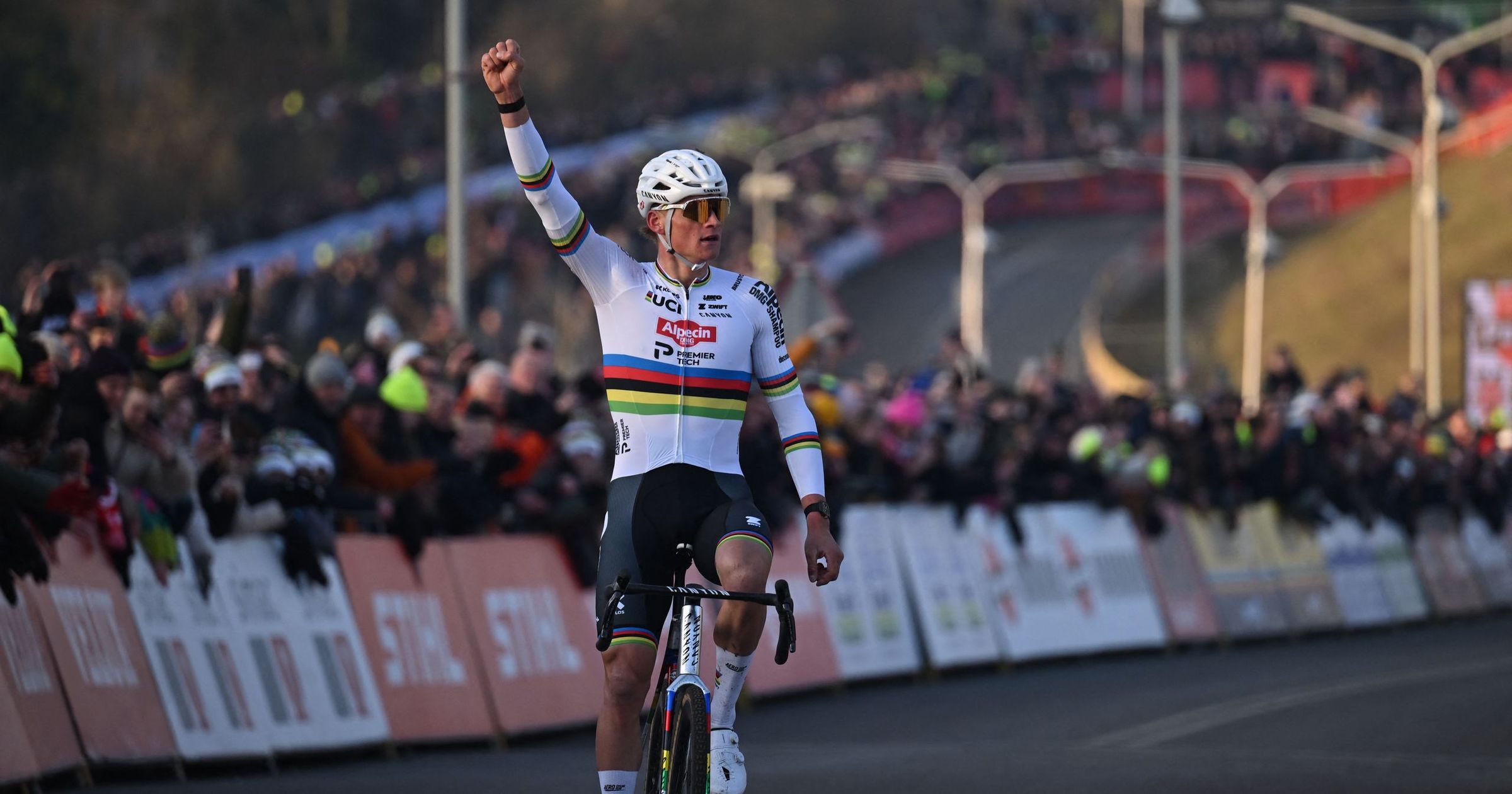 Mathieu van der Poel triomphe à la Coupe du Monde après 8 ans : un record impressionnant de 51 victoires, surpassant Sven Nys !