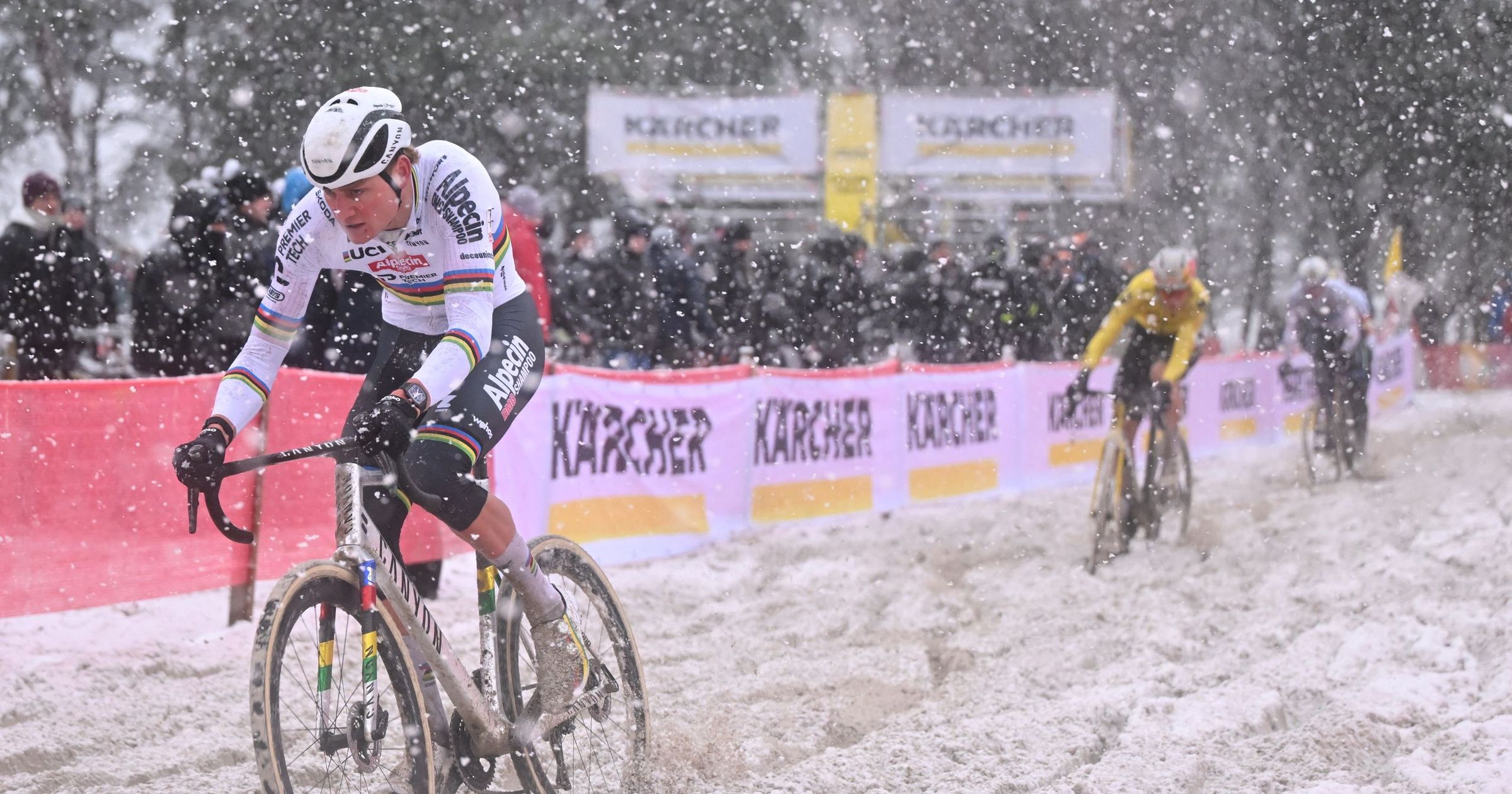 Mathieu van der Poel triomphe sous la neige à Mol ! Wout van Aert s'écroule, se blesse et abandonne dans la douleur.