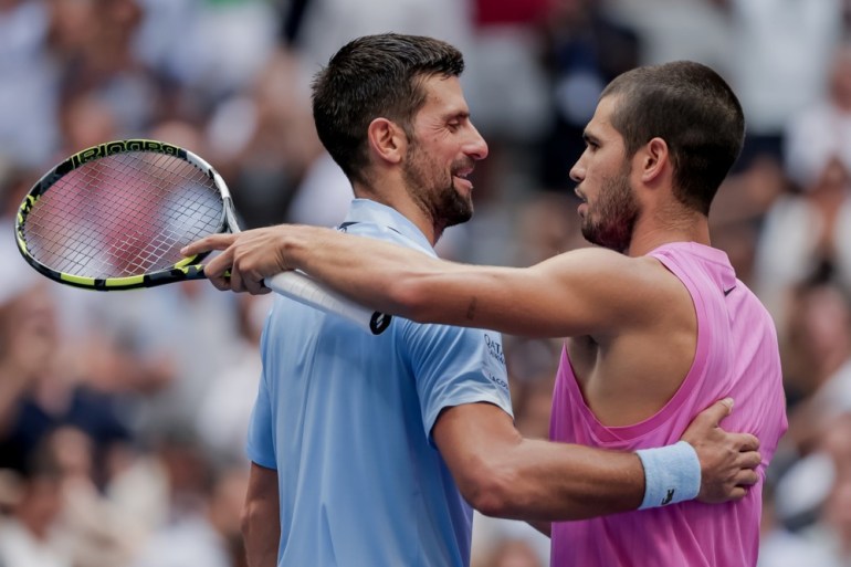 Carlos Alcaraz salue Novak Djokovic après leur demi-finale de l'US Open