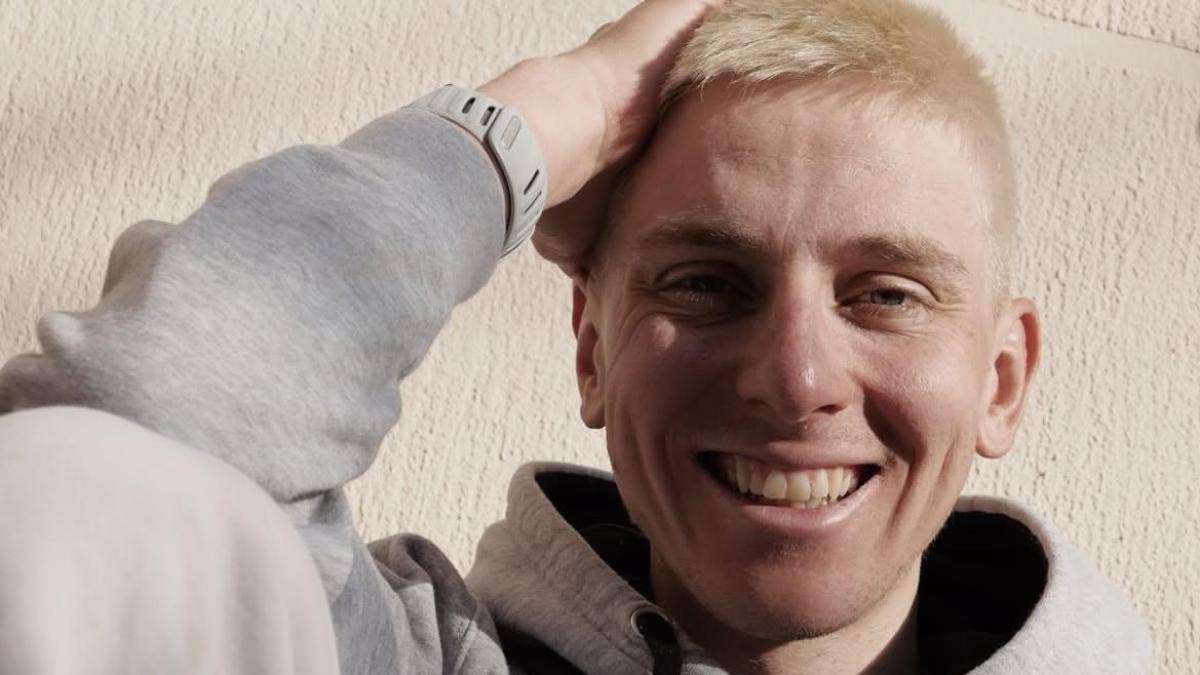 Pogacar adopte un nouveau look : il passe au blond !