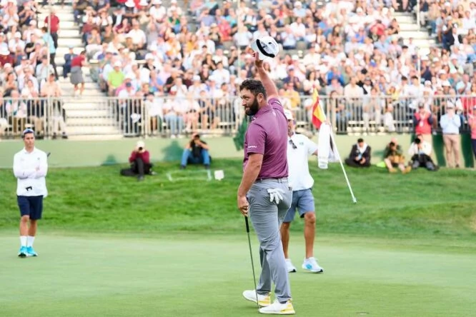 Jon Rahm saluant le public au green du 18.