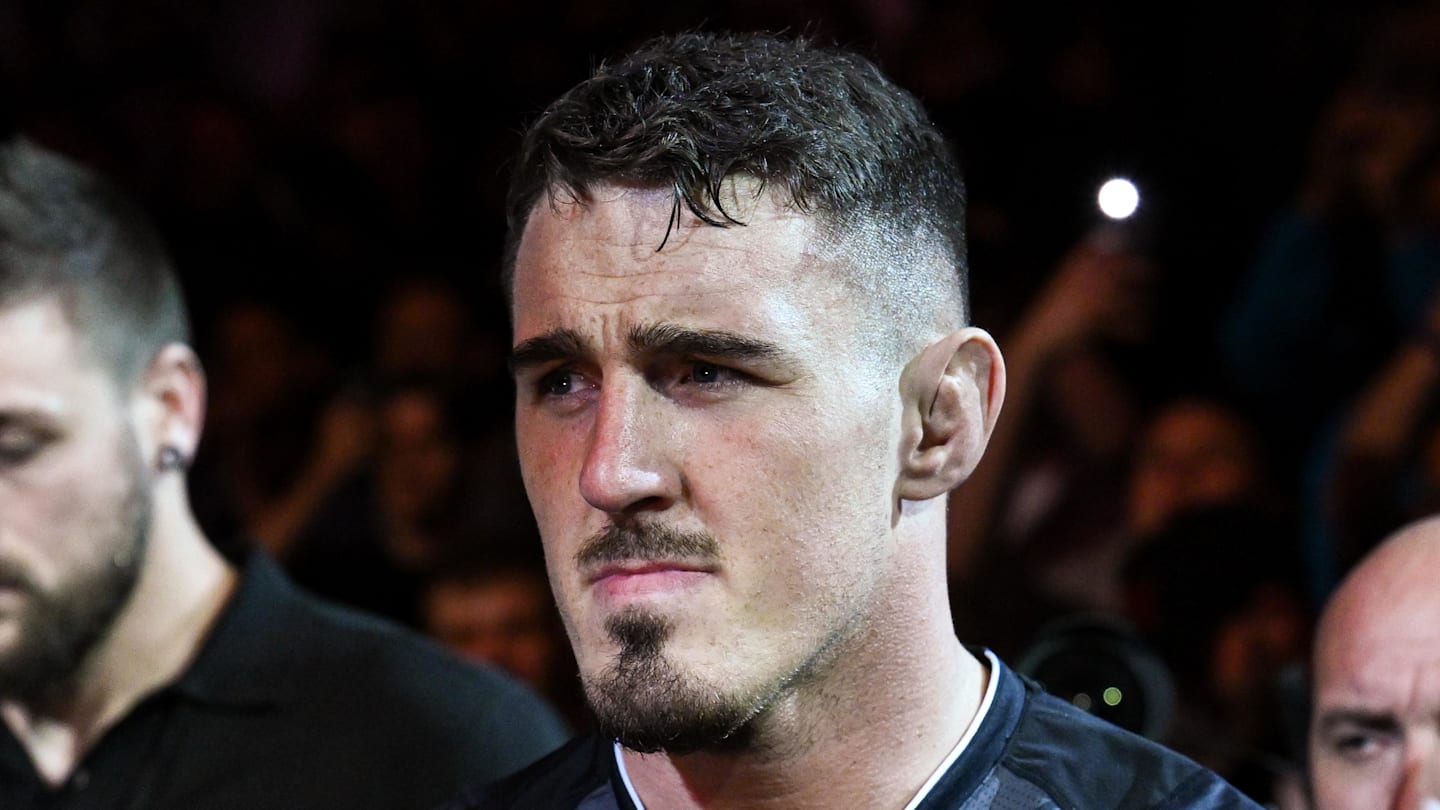 Tom Aspinall, le champion de l'UFC, dévoile des nouvelles inquiétantes après sa chirurgie de l'œil !