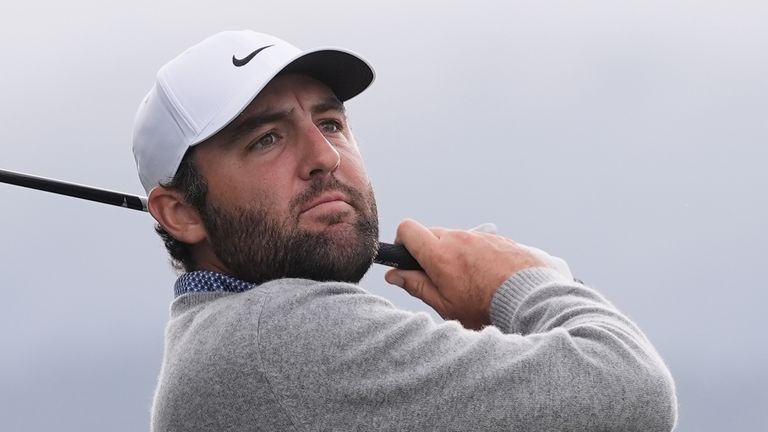 Scottie Scheffler sur le 14e tee au Pebble Beach Golf Links lors du dernier tour.