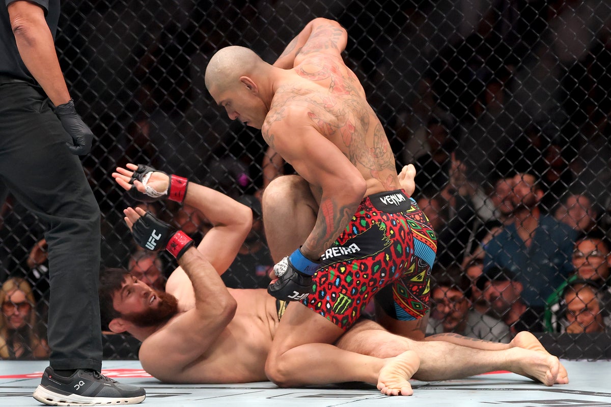 Alex Pereira a surpassé Magomed Ankalaev lors de leur rematch au premier round.