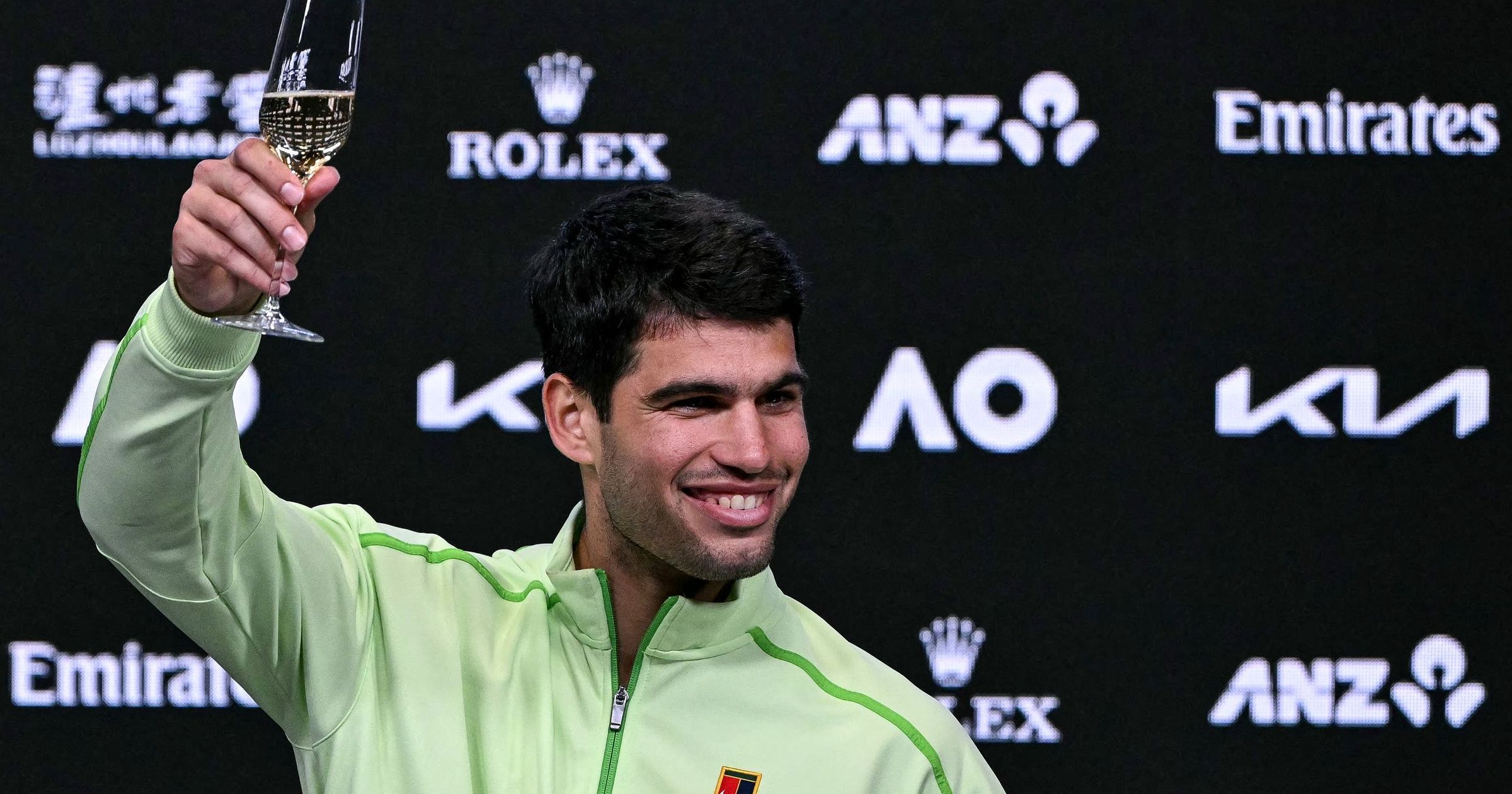 Carlos Alcaraz célèbre son titre à l'Open d'Australie avec du champagne et un tatouage de kangourou après sa victoire sur Novak Djokovic à Melbourne !