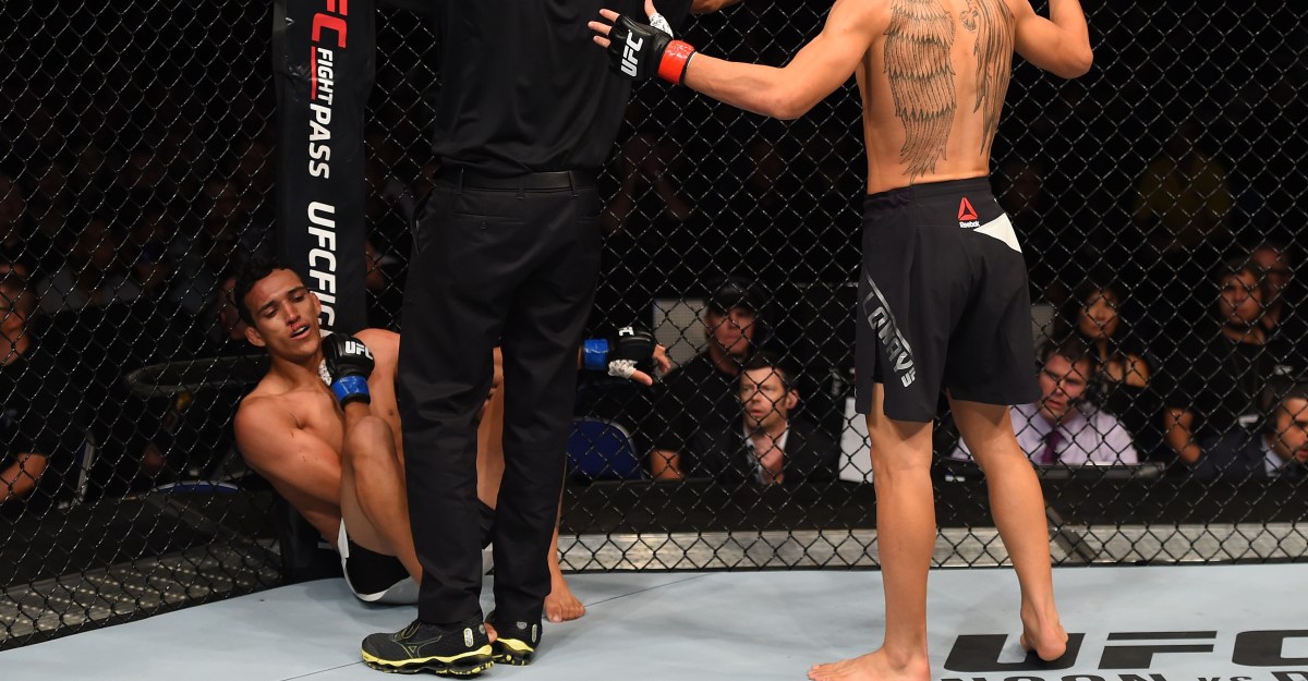 Dix ans plus tard, la blessure de Charles Oliveira face à Max Holloway reste un mystère : que s'est-il vraiment passé ?