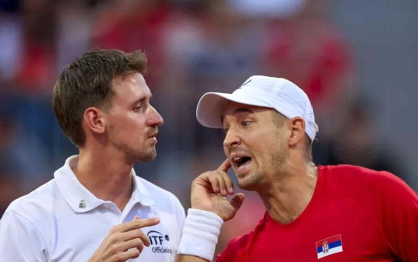 Dushan Lajovic se blesse gravement à la tête, à la bouche et aux dents après un choc avec une vitre au Chili : direction l'hôpital !