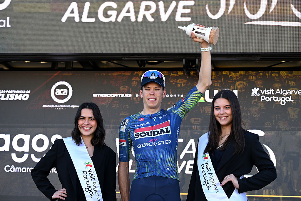 Paul Magnier célèbre sa victoire lors de la 4ème étape du Volta ao Algarve