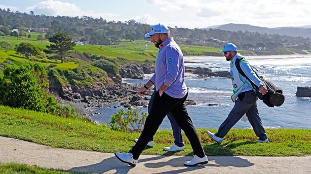 Shane Lowry marche vers le huitième trou à Pebble Beach