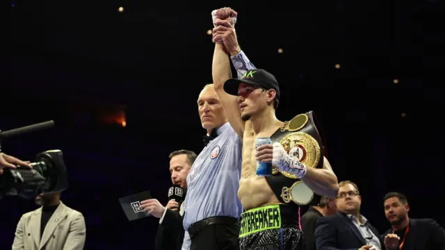 Brandon Figueroa lève la main en signe de victoire
