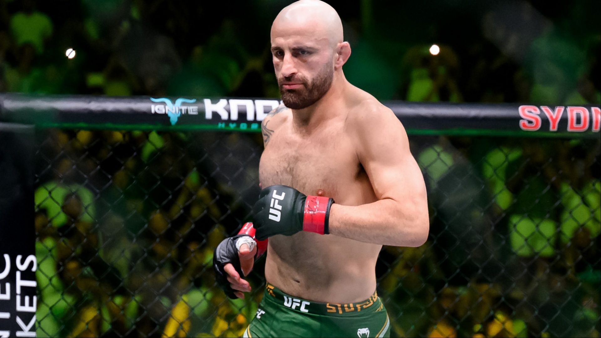L'entraîneur d'Alexander Volkanovski révèle la grave blessure subie par le champion avant sa victoire écrasante à l'UFC 325 !