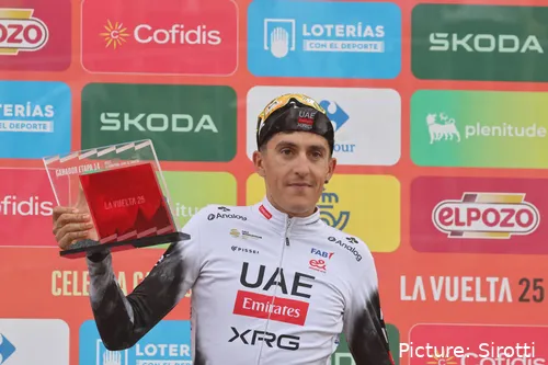 Marc Soler sur le podium de La Vuelta 2025, après sa victoire à La Farrapona