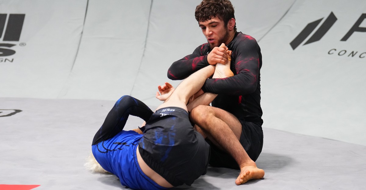 Mikey Musumeci conserve son titre UFC en BJJ avec une clé de pied et défie Arman Tsarukyan !