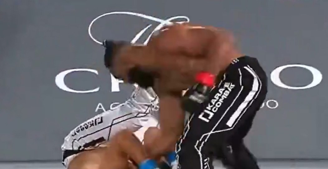 Regardez ! Un ancien combattant de l'UFC met K.O. un ancien boxeur olympique à Karate Combat 59 !