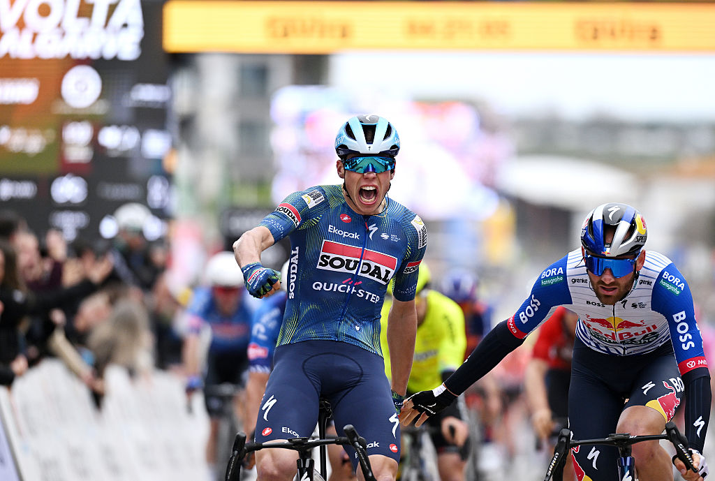 Paul Magnier célèbre sa victoire à la ligne d’arrivée