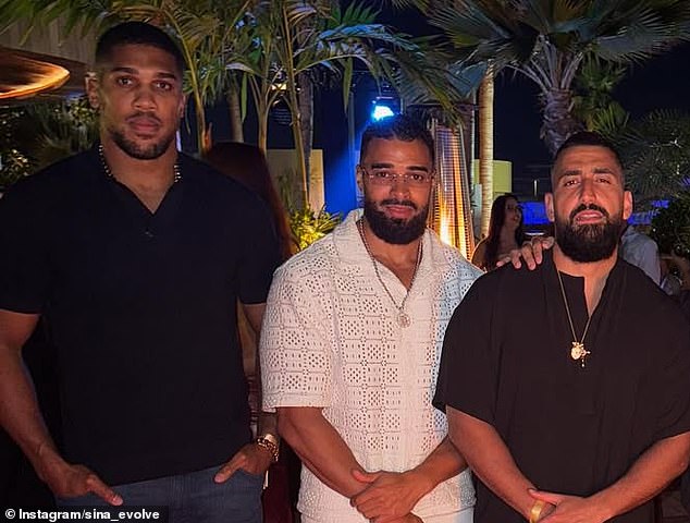 Joshua avec ses amis Latif Ayodele et Sina Ghami, tous deux décédés dans l'accident