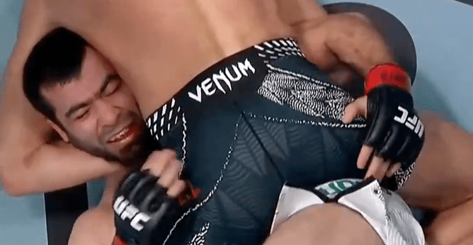 Un combattant de l'UFC décroche une victoire incroyable par soumission à la dernière seconde !