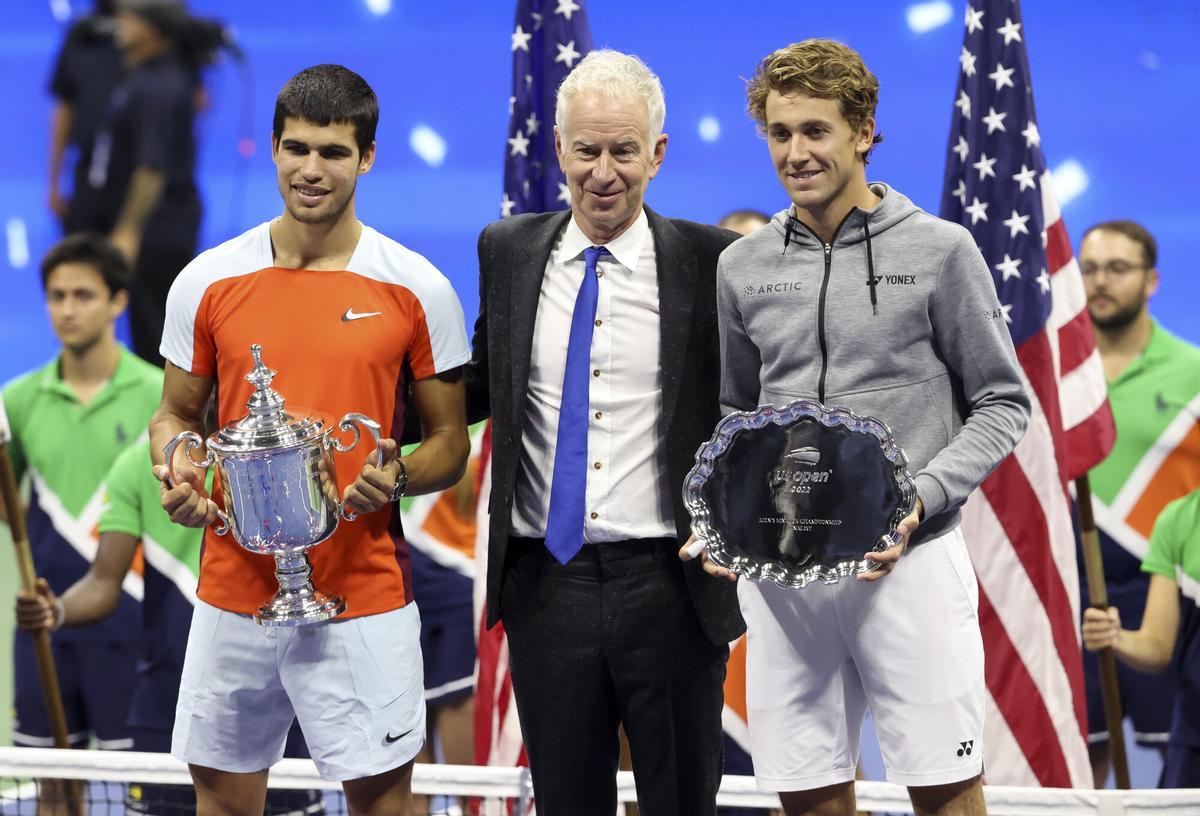 McEnroe, Alcaraz et Ruud lors de la cérémonie de remise des trophées de l'US Open 2022