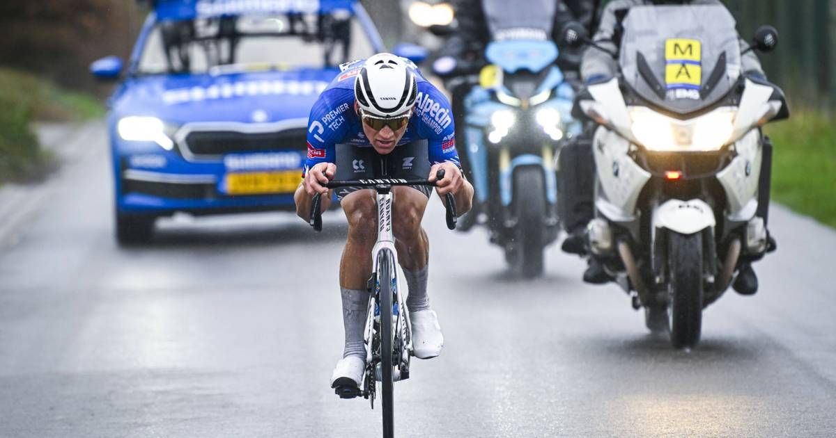 Van der Poel remporte l'Omloop Het Nieuwsblad : Un triomphe éclatant !