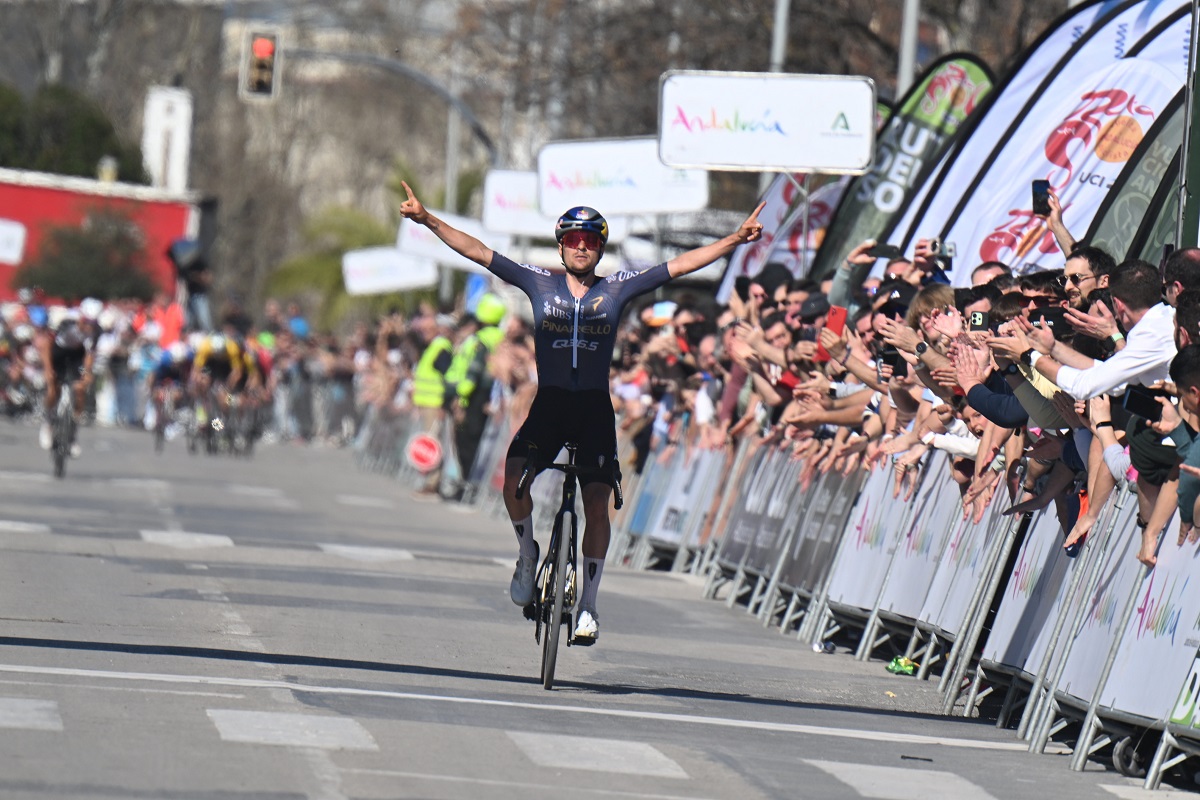 Vuelta d'Andalousie 2026 : Tom Pidcock brille sur la dernière étape, mais Iván Romeo s'empare du titre !