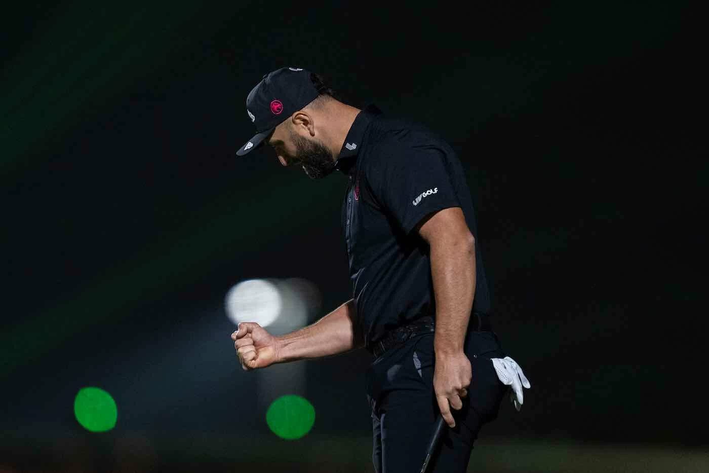 Jon Rahm saca el puño durante la última ronda del LIV Golf Riyadh. (Photo by Mateo Villalba/LIV Golf)