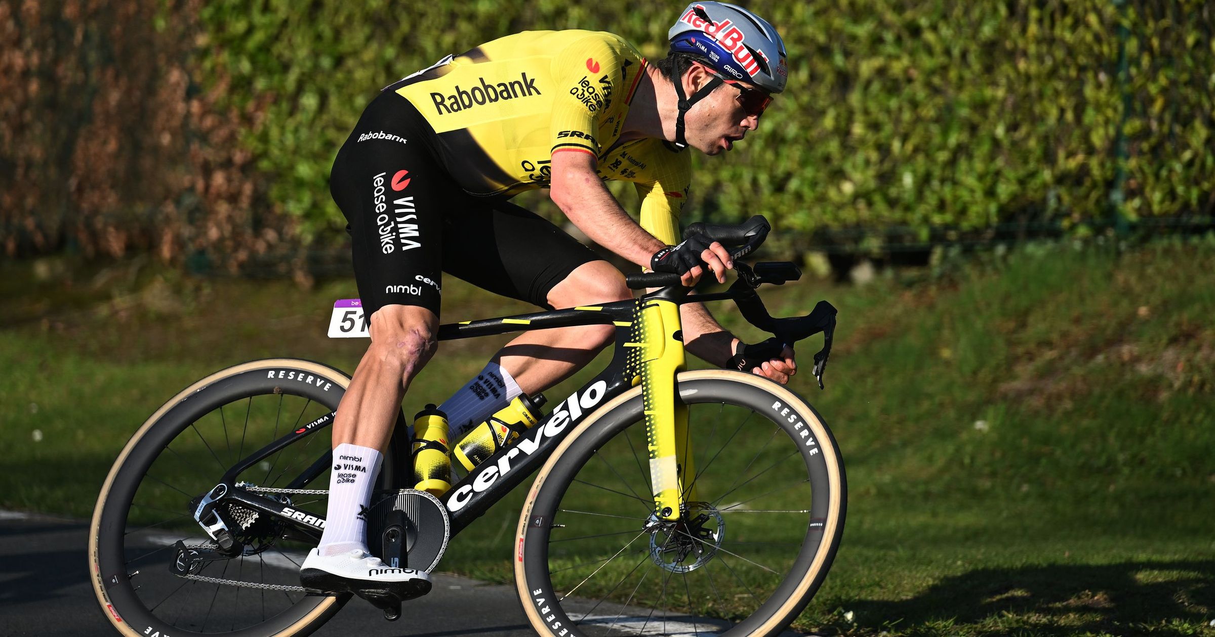 Van Aert, un début d'enfer sur route : une crevaison l'élimine de la course ! Victoire pour Red Bull avec Jordi Meeus !